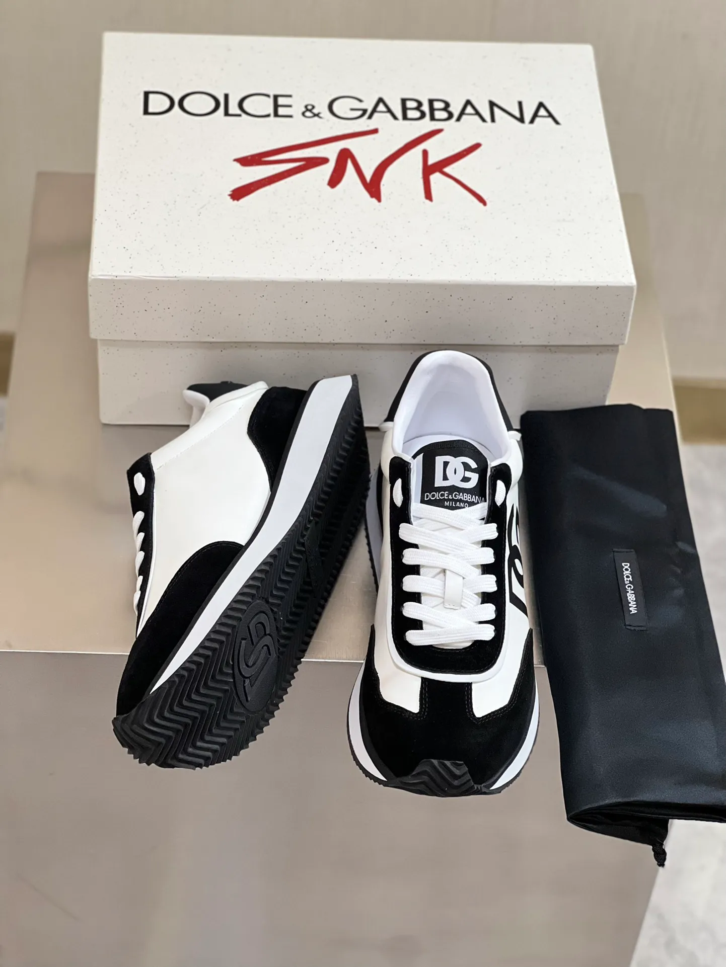 Men's Men's Shoes💰440【New Style】🐝🐝DG••New••Dolce&G*_dgDolce&G*_dgDolce & G*_dg 2024 Early Spring New Men's Lace-up Leather Casual Sports Shoes Made of imported suede cowhide spliced ​​with waterproof fabric, mixed and matched color design, a fashionable and energetic sports shoe that easily meets the needs of modern dressing and highlights the contemporary lifestyle style. The foot is fully lined with cowhide for greater comfort. The tongue and heel are decorated with logos. It is equipped with a rubber outsole. The heel and toe are wrapped to further protect our feet. It is a model worth buying! Size: 39-44 (customized at 38.45)